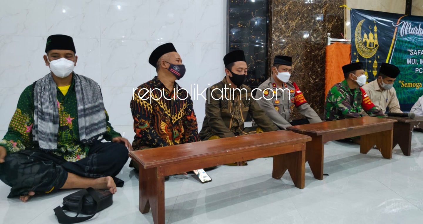 SAFARI RAMADHAN - Forkopimka Krian saat Safari Ramadhan di Masjid Nurul Huda Desa Sidomojo, Kecamatan Krian, Sidoarjo, Kamis (22/04/2021) malam.