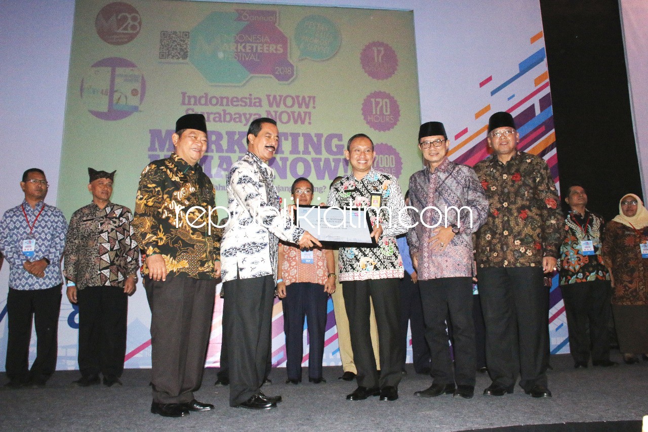 TERIMA PENGHARGAAN - Pelayanan Publik RSUD Sidoarjo berhasil mendapatkan penghargaan Indonesia Markets Festival yang diselenggarakan Markplus Inc di hotel Shangrila Surabaya, Selasa (24/04/2018).