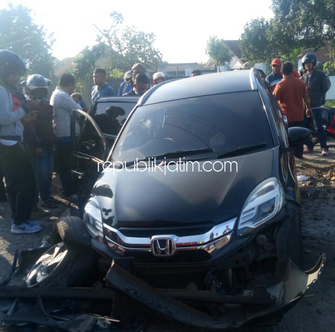 RINGSEK - Tabrakan beruntung sebuah mobil, truk dan sepeda motor di JL Raya Desa Sirapan, Kecamatan Balongbendo, Sidoarjo menyebabkan mobil dan motor ringsek serta seorang terluka dalam kecelakaan beruntun itu, Rabu (24/04/2019).