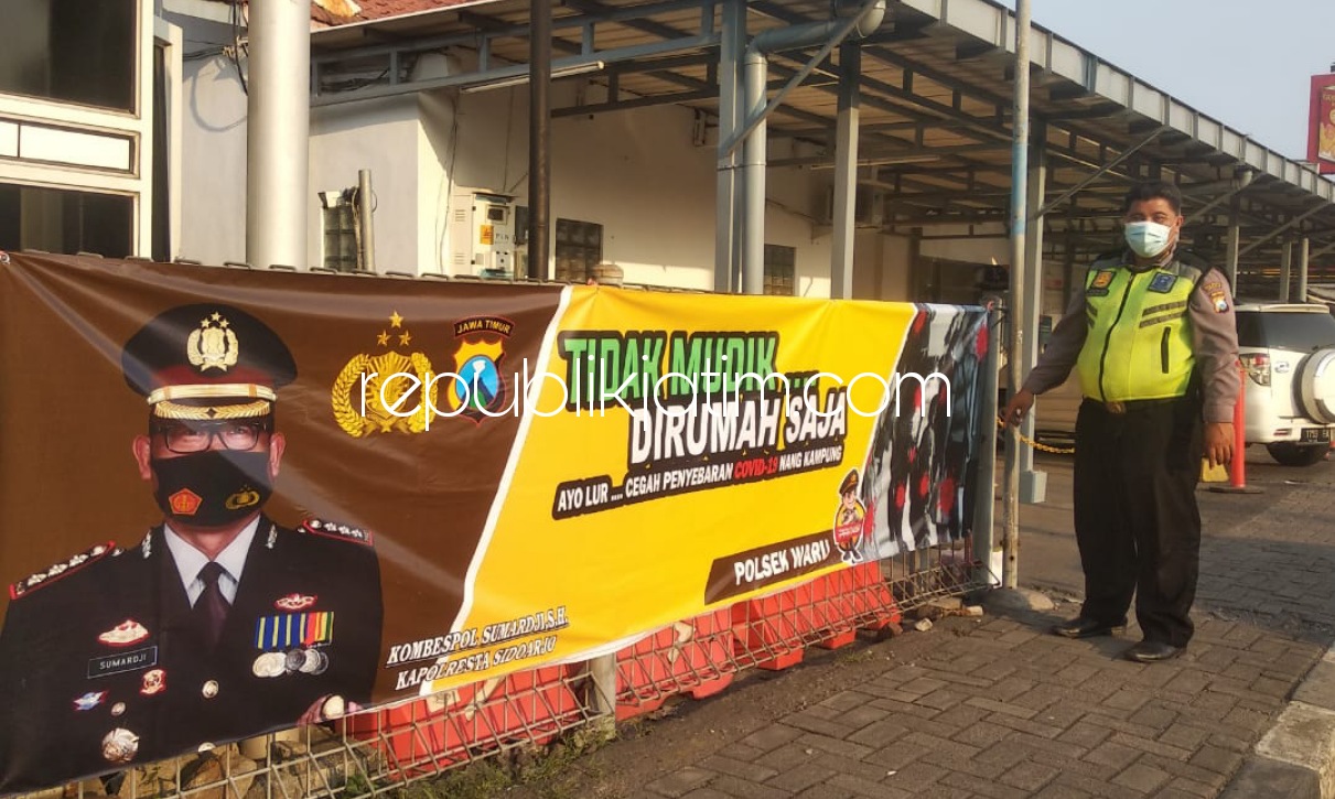 HIMBAUAN - Mensosialisasikan peniadaan mudik Hari Raya Idul Fitri mulai 22 April 2021 sampai 24 Mei 2021, berbagai himbauan masyarakat disebarluaskan Polresta Sidoarjo dan jajaran di sejumlah titik di Sidoarjo, Sabtu (24/04/2021).