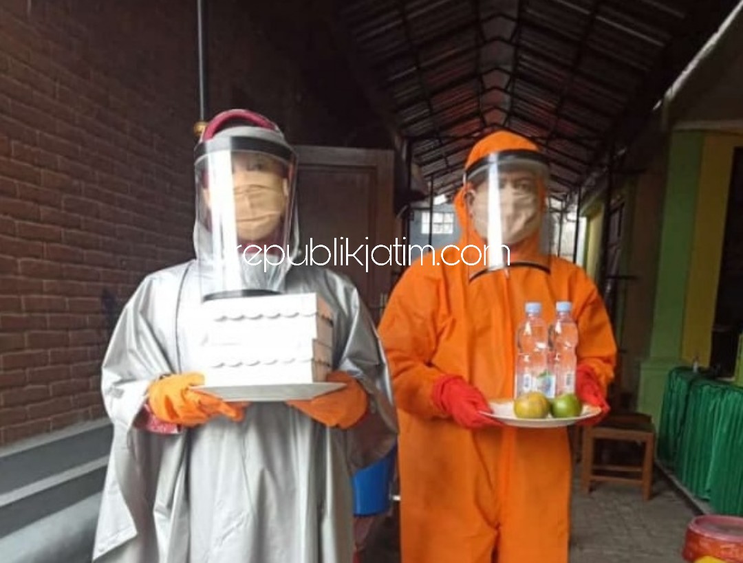 APD LENGKAP - Satgas Covid Posko Kelurahan Tonatan melayani dan mengantar makanan untuk penghuni ruang isolasi mengenakan pakaian APD lengkap, Jumat (24/04/2020).