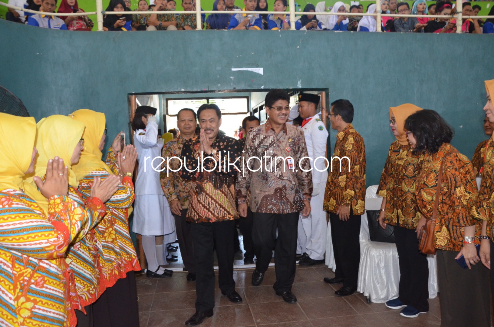 PEMBUKAAN - Kepala Dinas Pendidikan Provinsi Jatim, Dr Saiful Rachman didampingi Wakil Bupati Sidoarjo, Nur Ahmad Syaifuddin membuka acara Lomba Kompetensi Siswa (LKS) ke XXVII Tahun 2019 di GOR Sidoarjo, Rabu (24/04/2019).