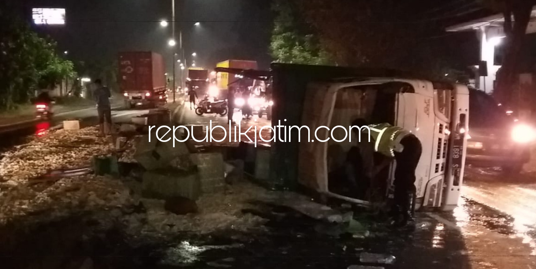 TERGULING - Truk bernopol S 8391 WK yang dikendarai Andik Wahyu Fitriawan (26) warga Mojodadi, Desa Plemahan, Kecamatan Sumobito, Jombang bermuatan tahu terguling dan tumpah di JL Raya Trosobo, Kecamatan Taman, Sidoarjo, Jumat (23/04/2021) malam.