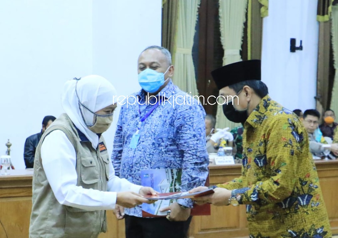 SERAHKAN - Gubernur Jawa Timur, Khofifah Indar Parawansa menyerahkan keputusan PSBB kepada Wakil Bupati Sidoarjo, Nur Ahmad Syaifuddin di Gedung Grahadi, Surabaya, Kamis (23/04/2020) malam.