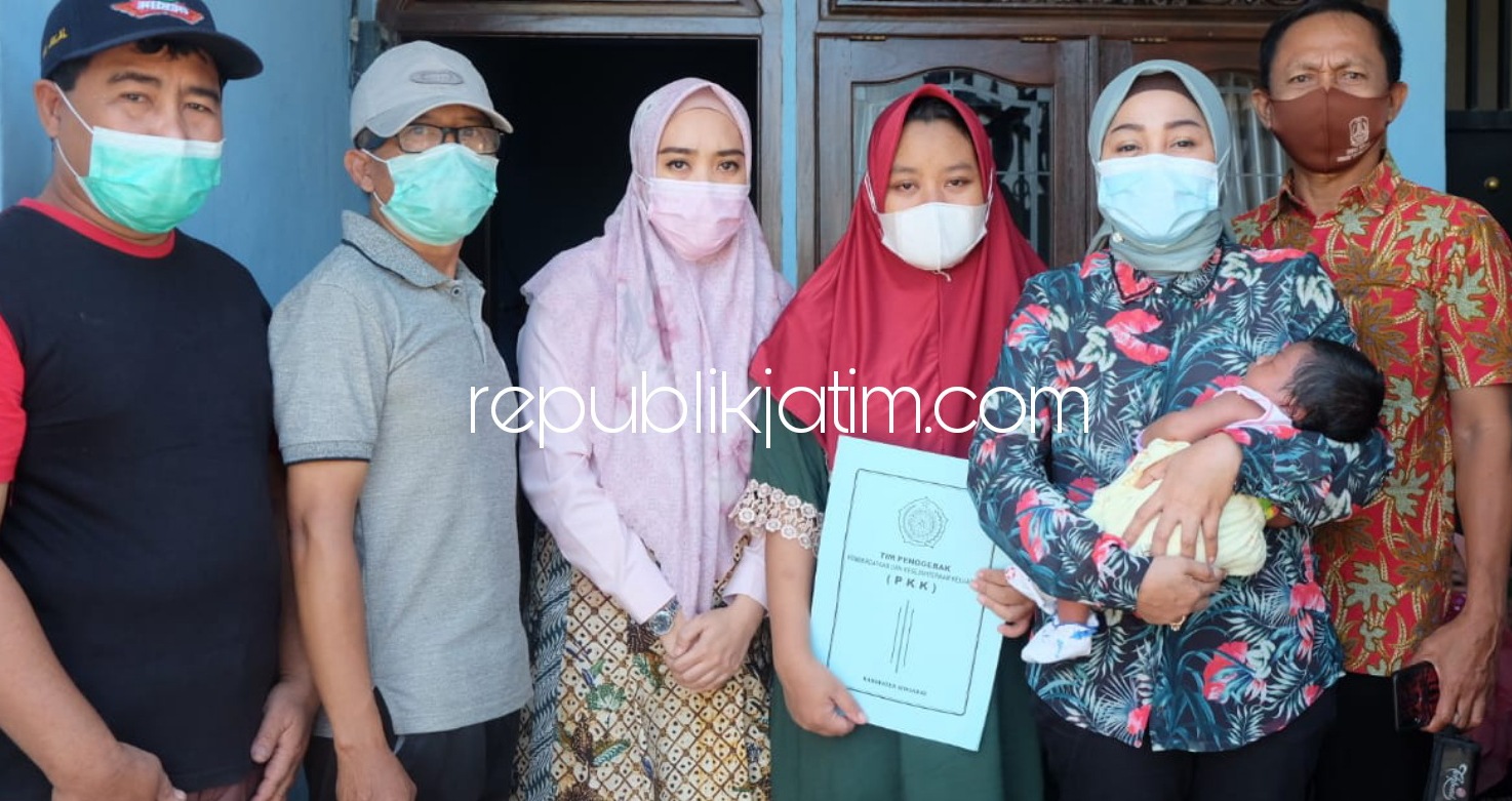 KUNJUNGI - Istri Bupati dan Wakil Bupati Sidoarjo, Ny Sa'adah dan dr Sriatun mengunjungi keluarga salah satu kru Kapal Selam KRI Nanggala 402 Sertu Elektro Komunikasi Moh Rusdiansyah Rahman di Desa Kragan, Kecamatan Gedangan, Sidoarjo, Sabtu (24/04/2021).