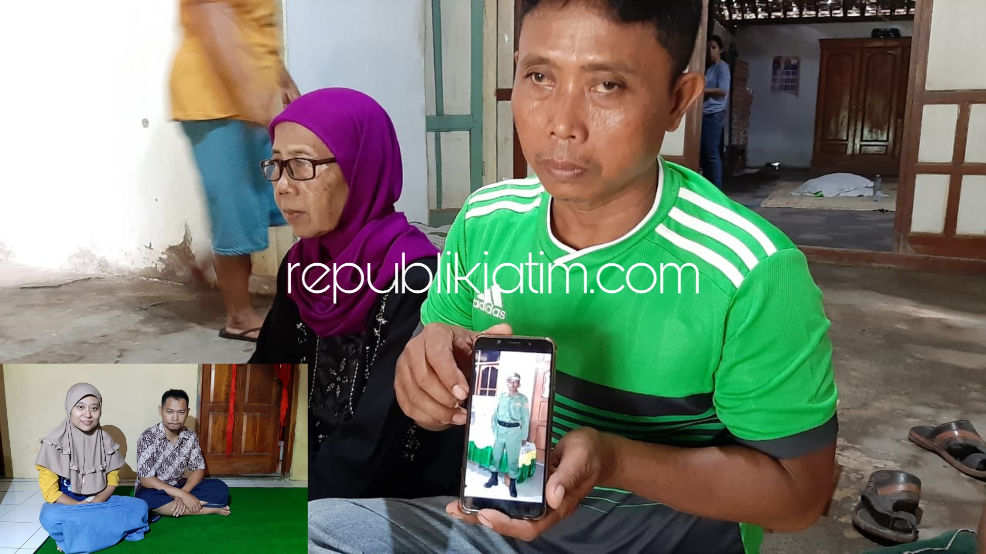 MENINGGAL - Arif Supriyanto menunjukkan foto bapaknya, Sumodikin anggota Linmas yang meninggal dunia karena kelelahan. Insert foto Dita Ningtyas yang mengalami keguguran didampingi suaminya di rumahnya, Rabu (24/04/2019).