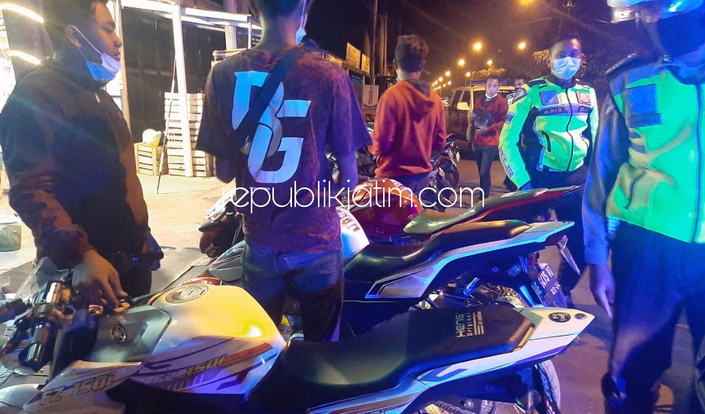 RAZIA - Petugas Unit Turjawali Satuan Lantas Polres Ponorogo saat melakukan penindakan terhadap enam pelaku balap liar di JL Suromenggolo (JL Baru) Ponorogo, Sabtu (24/04/2021) dini hari.
