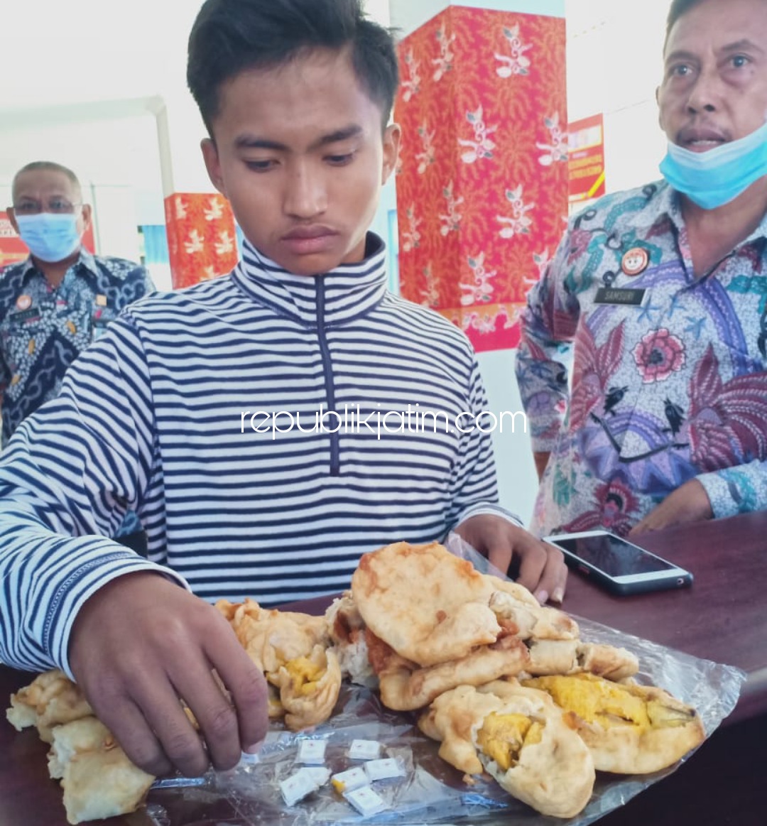 GAGALKAN - Petugas Lapas Narkotika Pamekasan menggagalkan makanan (takjil) gurih-manis diisi SIM Card operator seluler, Sabtu (24/04/2021). 