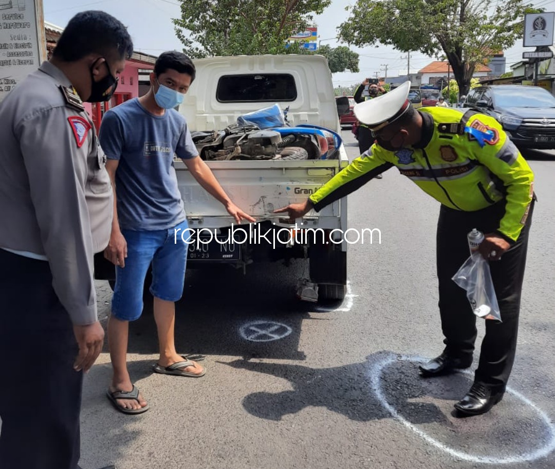 OLAH TKP - Petugas Unit Laka, Satuan Lantas, Polresta Sidoarjo menggelar olah TKP lokasi motor tabrak pikup di JL Raya Desa Jimbaran, Kecamatan Wonoayu, Sidoarjo, Sabtu (24/04/2021). 