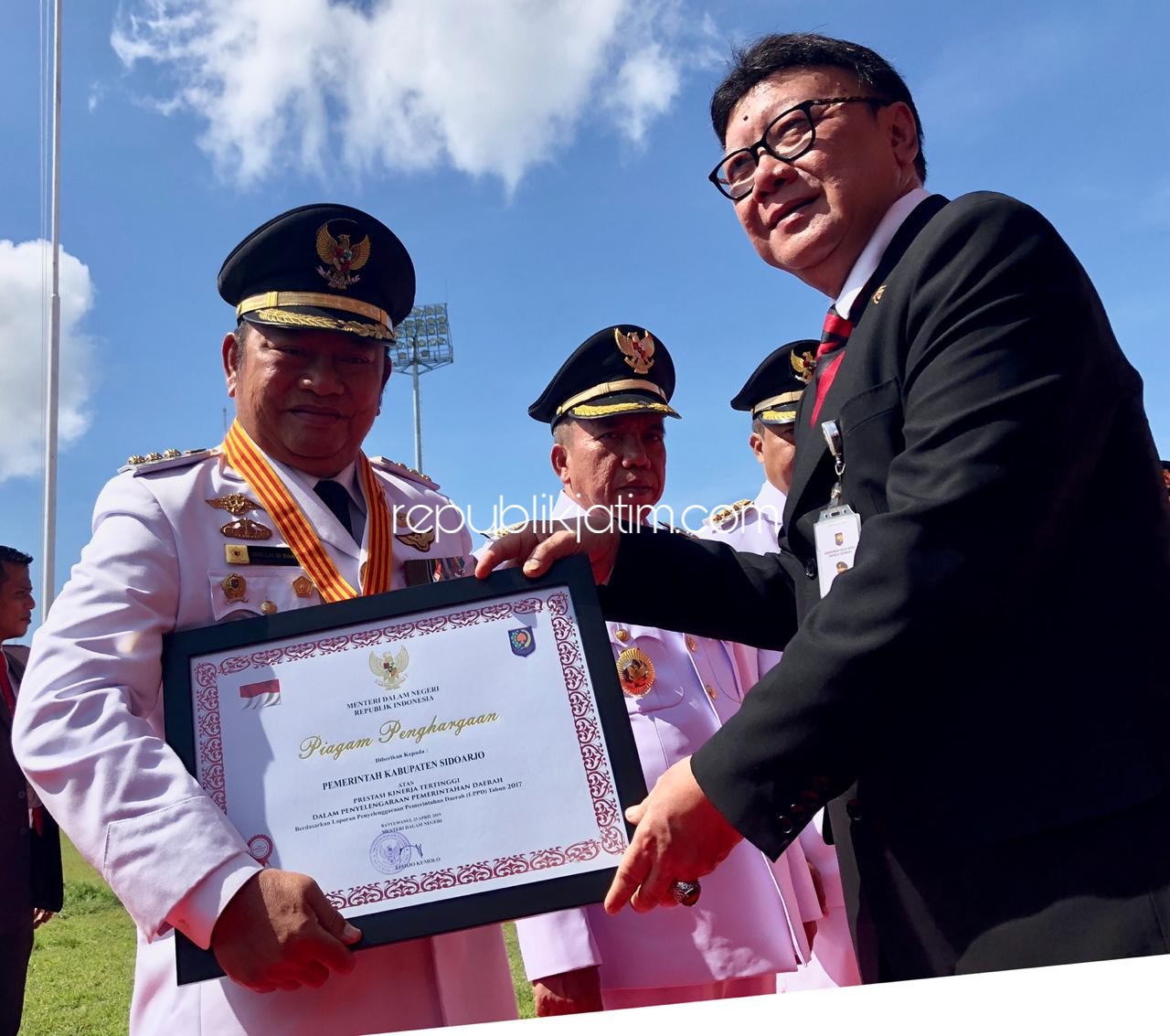 PENGHARGAAN - Bupati Sidoarjo, Saiful Ilah meraih penghargaan Satya Lencana Karyabhakti Praja Nugraha dari Menteri Dalam Negeri (Mendagri), Tjahjo Kumolo saat peringatan Hari Otoda ke 23 di Stadion Diponegoro, Banyuwangi, Kamis (25/04/2019).
