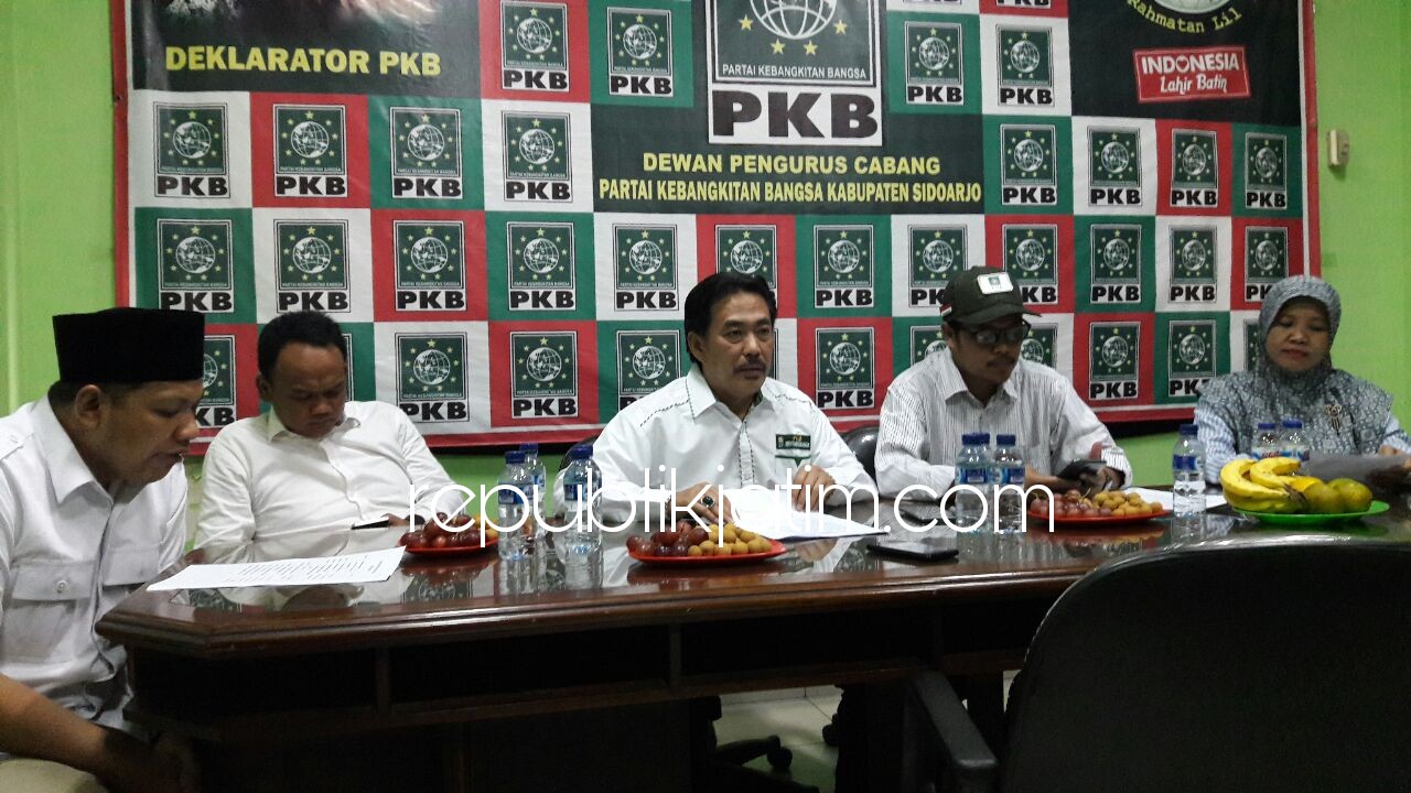 BUKA PENDAFTARAN - Ketua Lembaga Pemenangan Pemilu (LPP) DPC PKB Sidoarjo, Nur Ahmad Syaifuddin didampingi pengurus LPP lainnya memberikan keterangan terkait pembukaan Pendaftaran Bacaleg DPC PKB Sidoarjo dalam Pileg 2019, Rabu (25/04/2018).