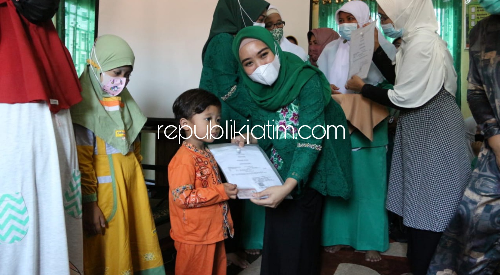 PENYERAHAN - Ketua TP PKK Sidoarjo, Ny Sa'adah Ahmad Muhdlor Ali dan Wakil Ketua TP PKK Sidoarjo, dr Sriatun Subandi menyerahkan KIA di Kantor PC Fatayat NU Sidoarjo dalam peringatan Harlah ke 71 Fatayat NU, Minggu (25/04/2021).