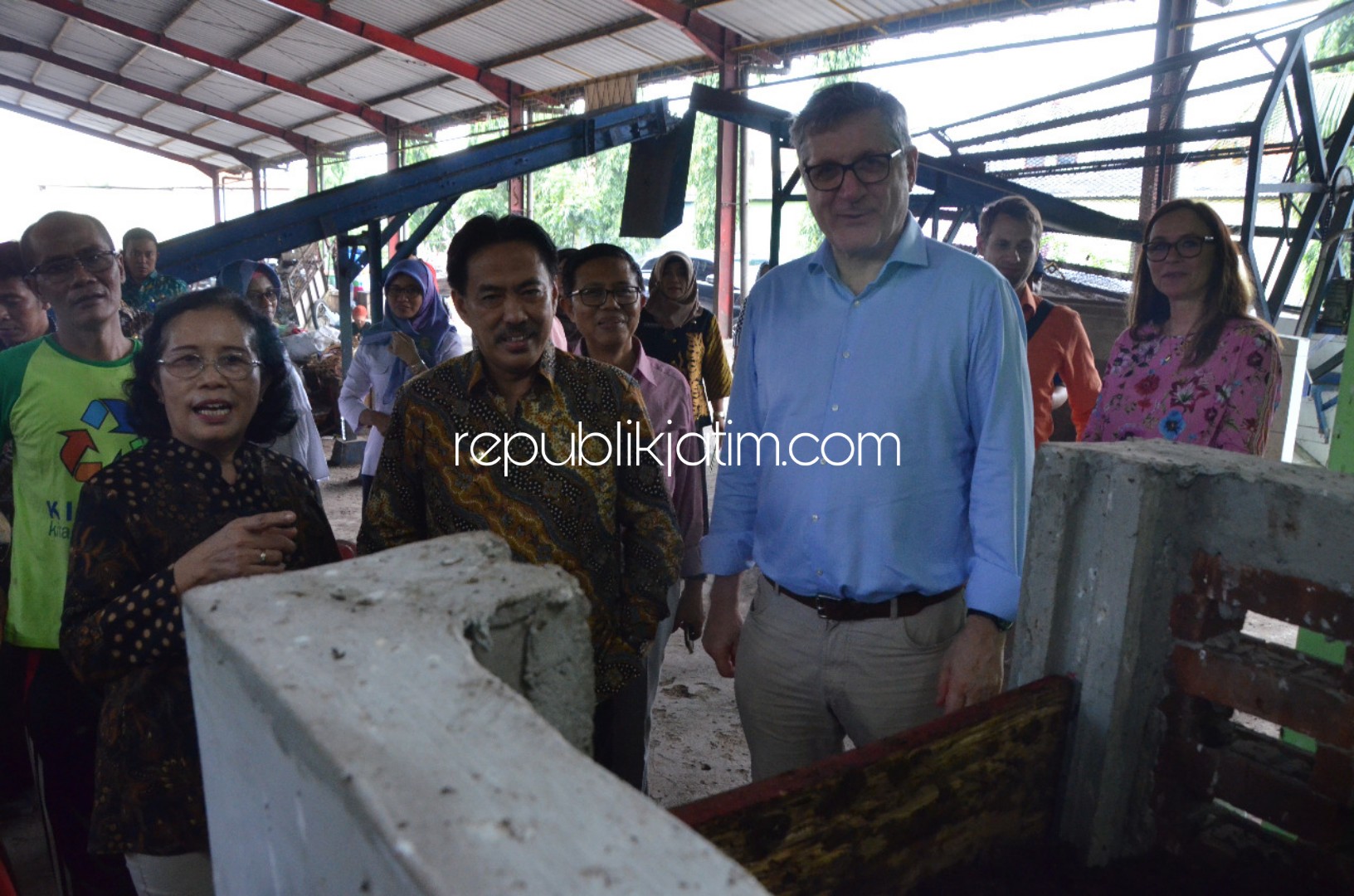 KUNJUNGAN - Duta Besar Pemerintah Jerman, Peter Schoof meninjau TPST Desa Keboansikep, Kecamatan Gedangan, Sidoarjo yang merupakan TPST 3R didampingi Wabup Sidoarjo, Nur Ahmad Syaifuddin, Kamis (25/04/2019).