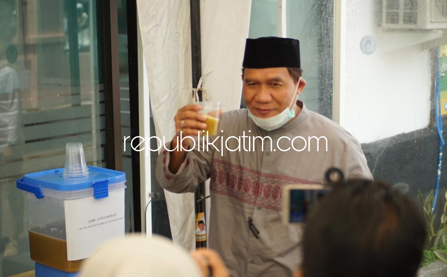 ANTI COVID-19 - Bacabup Sidoarjo Bambang Haryo Soekartono (BHS) mengkonsumsi jamu anti Covid-19 yang diyakini membuat tubuh anti terserang virus Corona karena mengandung antiseptik, antioksidan, antiinflamasi (peradangan), imunitas, Vitamin C, E dan Zinc.