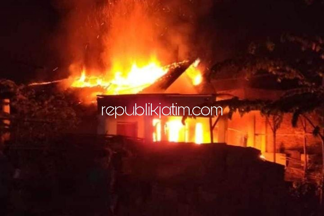 TERBAKAR - Rumah Ny Ngaisah (79) warga RT 11, RW 05, Dusun Songgat, Desa Gampingrowo, Kecamatan Tarik, Sidoarjo ludes terbakar gara-gara bensin tumpah, Sabtu (25/04/2020) malam.