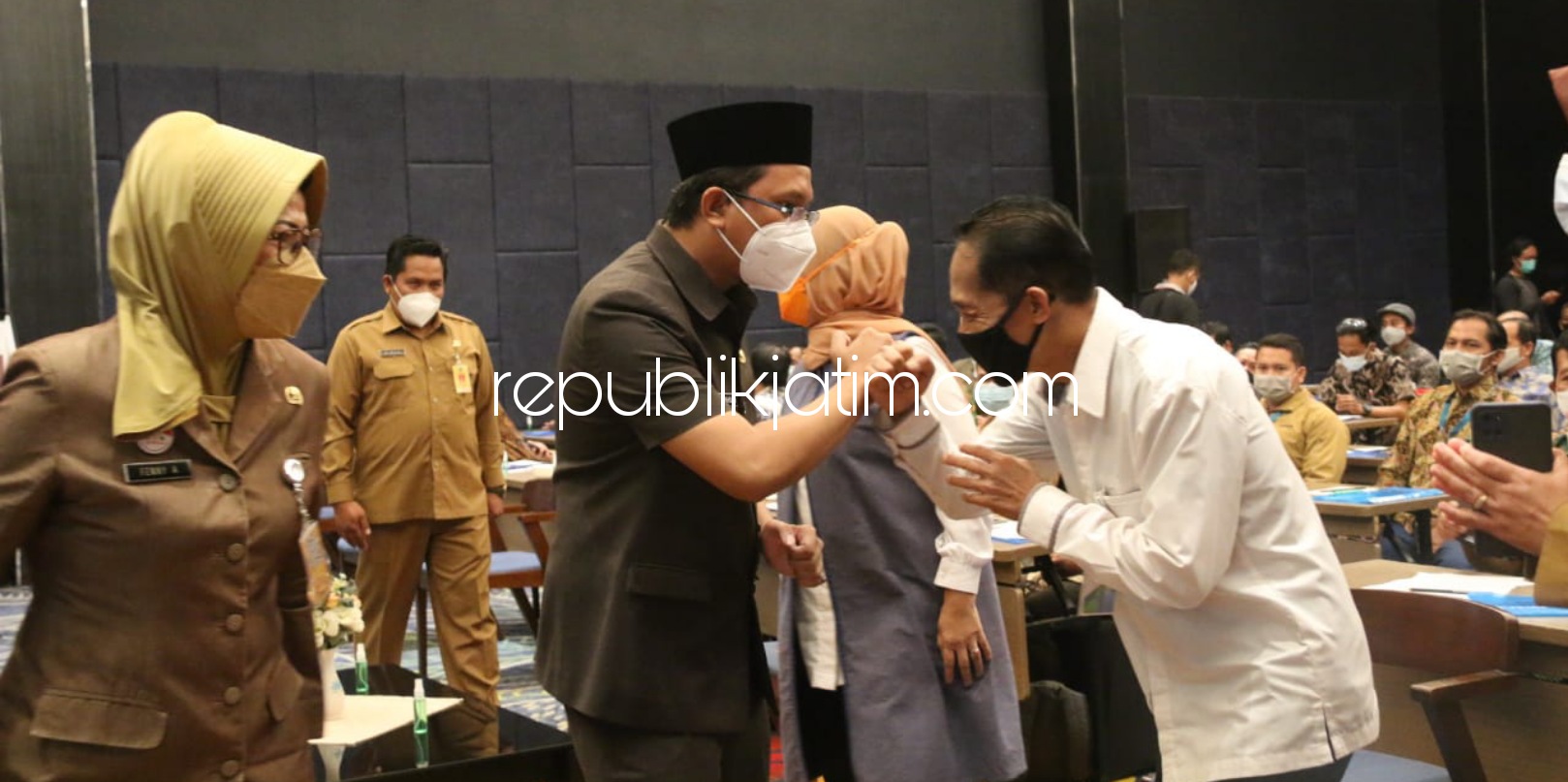 BIMTEK - Bupati Sidoarjo, Ahmad Muhdlor Ali (Gus Muhdlor) membuka Bimbingan Teknis (Bimtek) Harmonisasi Hubungan Industrial dan Pengusaha Syarat Kerja Bagi Pengurus DPC Serikat Pekerja/Serikat Buruh di Hotel Luminor Sidoarjo, Senin (26/04/2021).
