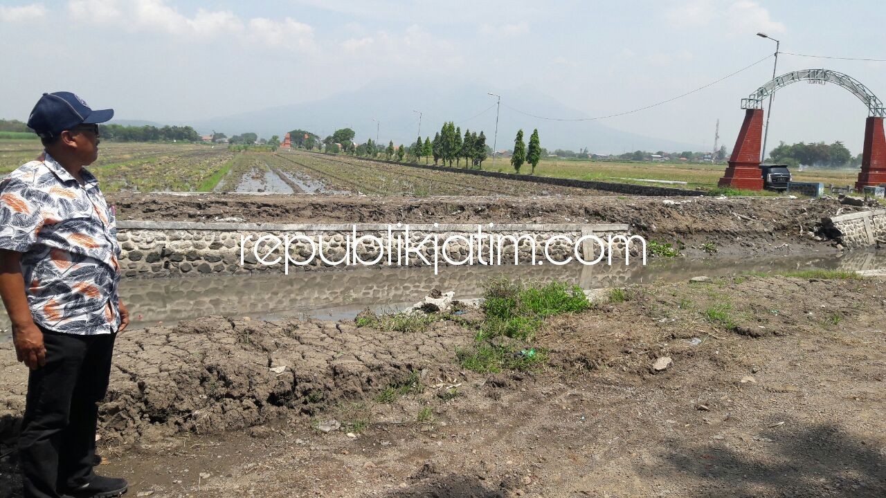DIPERBAIKI - Kabid Operasional dan Pemeliharaan Air dan Patusan Dinas PUPR Pemkab Sidoarjo, Agus Hidayat menunggu material untuk perbaikan plengsengan Sungai Desa Candipari, Kecamatan Porong, Sidoarjo, Kamis (26/04/2018).