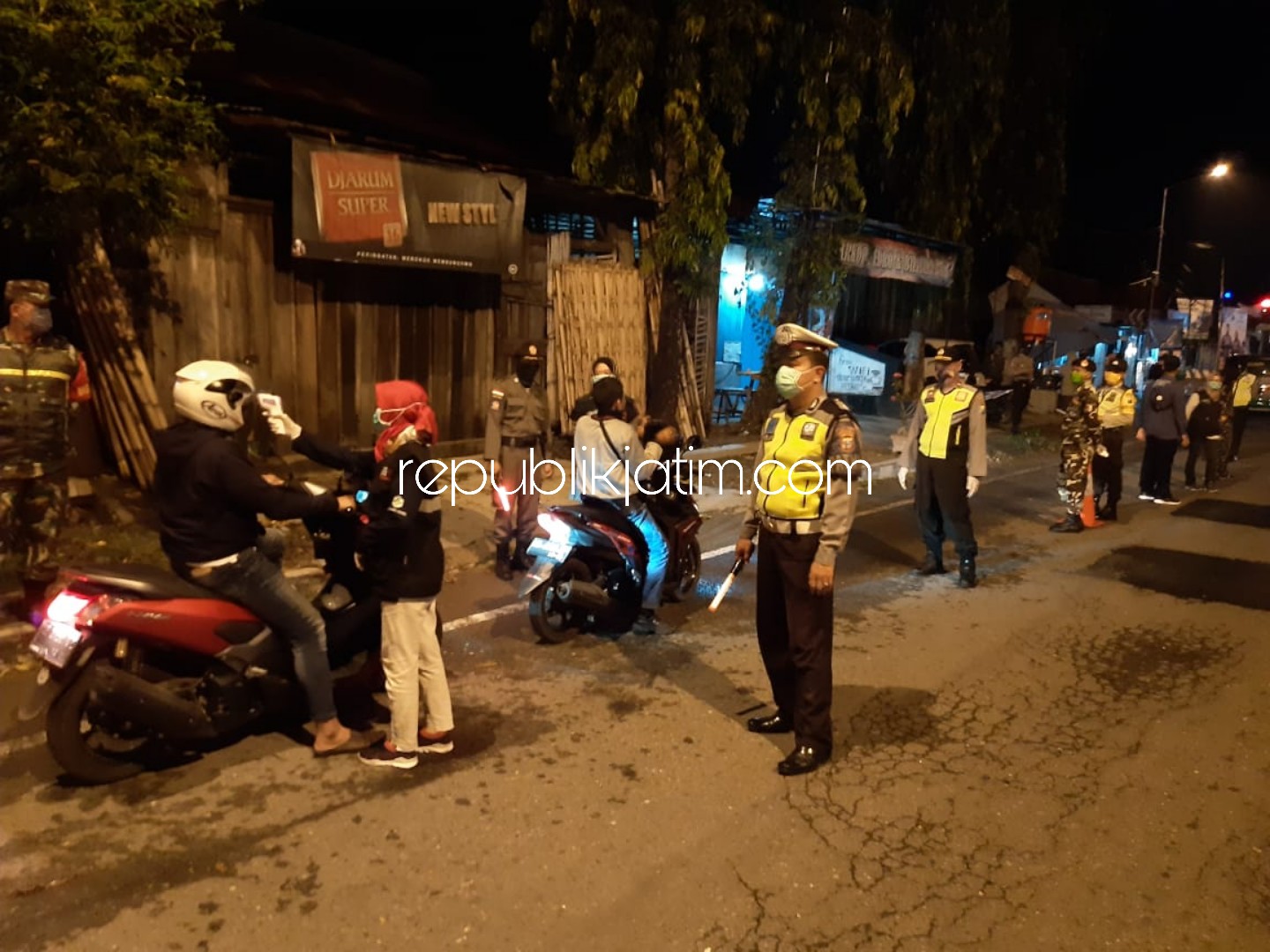 KETAT - Petugas gabungan memeriksa para pengguna jalan yang melintas di perbatas keluar dan masuk Ponorogo, Minggu (26/04/2020).