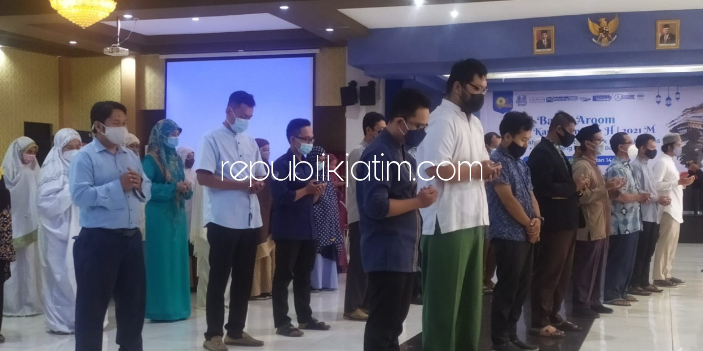 SALAT - Puluhan guru dan karyawan SMA Muhammadiyah 2 (Smamda) Sidoarjo menggelar Salat Ghaib dan doa bersama untuk 53 Kru Kapal Selam Nanggala 402 di Aula Utama Smamda, Senin (26/04/2021) sore. 