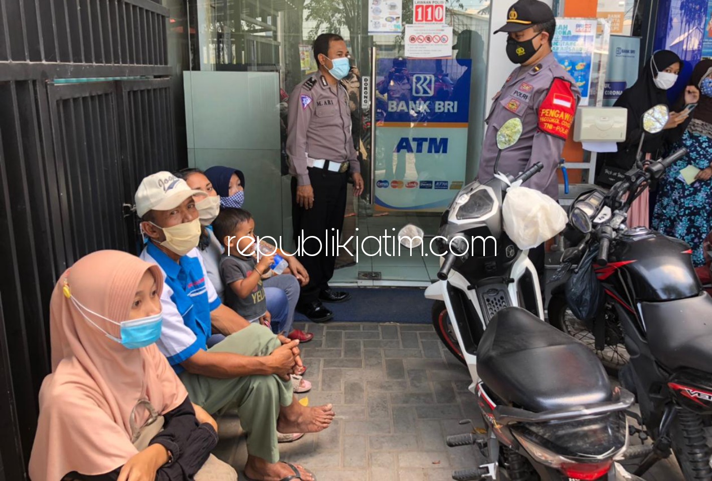 PATROLI - Anggota Polresta Sidoarjo dan jajaran semakin gencar berpatroli ke sejumlah lokasi keramaian menjelang Idul Fitri 1442 Hijriyah, Senin (26/04/2021).