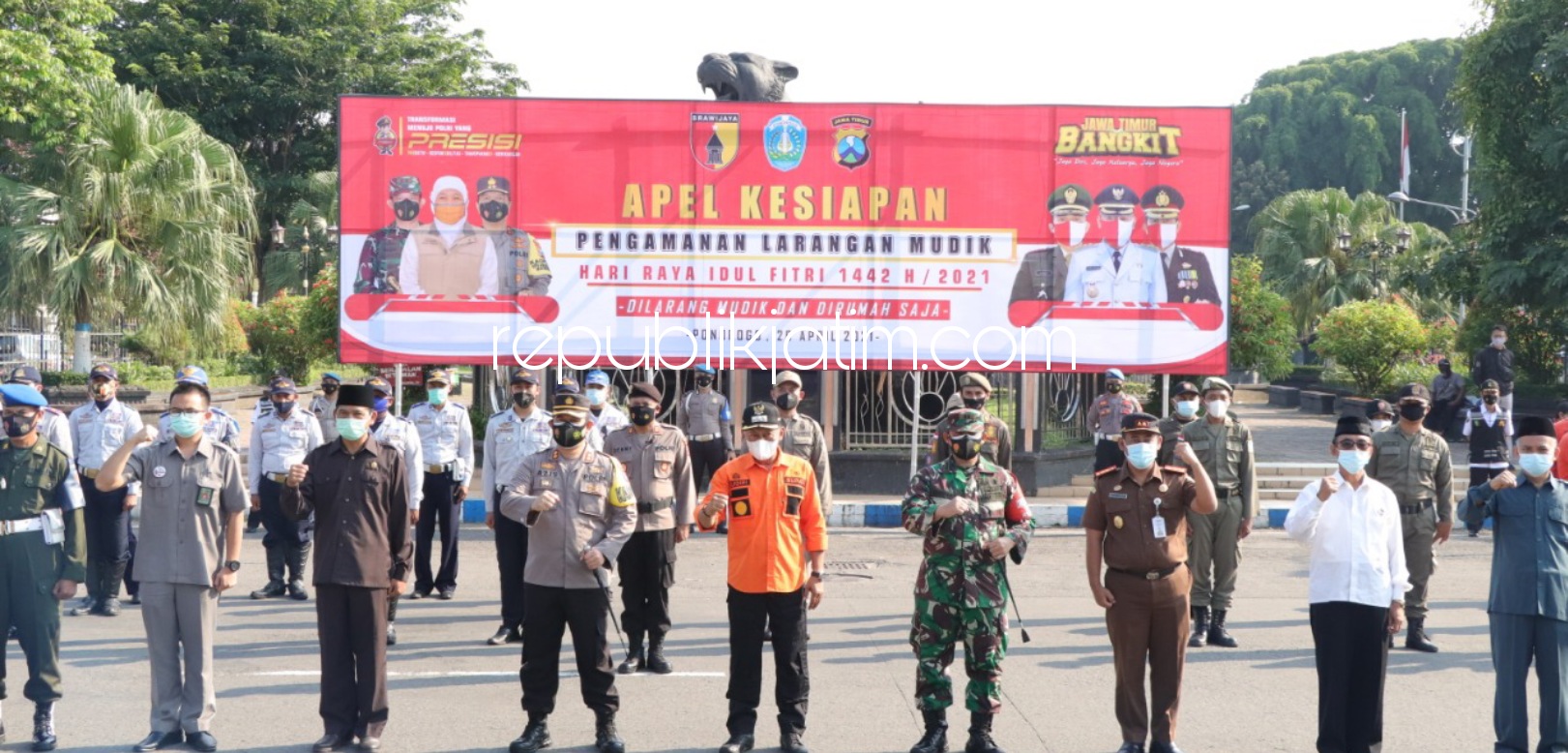 LARANGAN MUDIK - Pemkab Ponorogo menggelar apel kesiapan larangan mudik yang diikuti Forkopimda di depan Paseban Ponorogo, Senin (26/04/2021). 