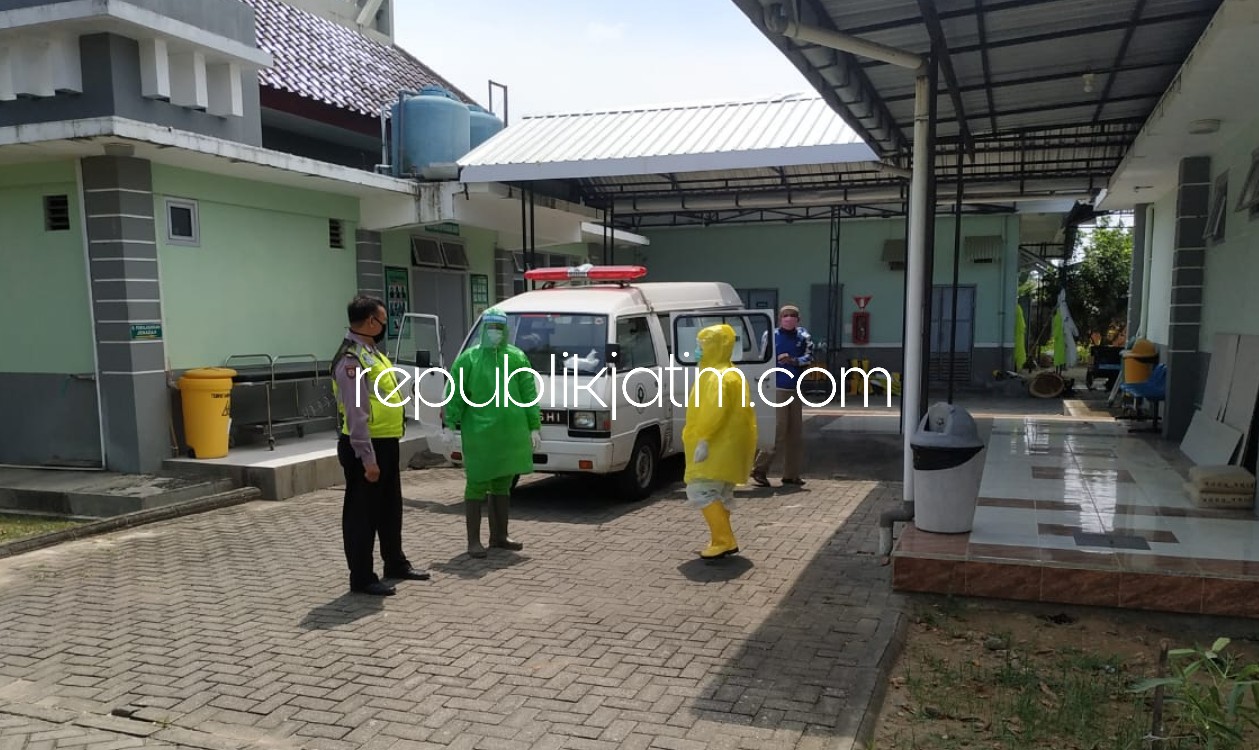 MENINGGAL MENDADAK - Mobil ambulan saat membawa korban Redi Wahyu (30) ke RSUD dr Hardjono untuk meyakinkan kematian korban atas permintaan warga, Minggu (26/04/2020).