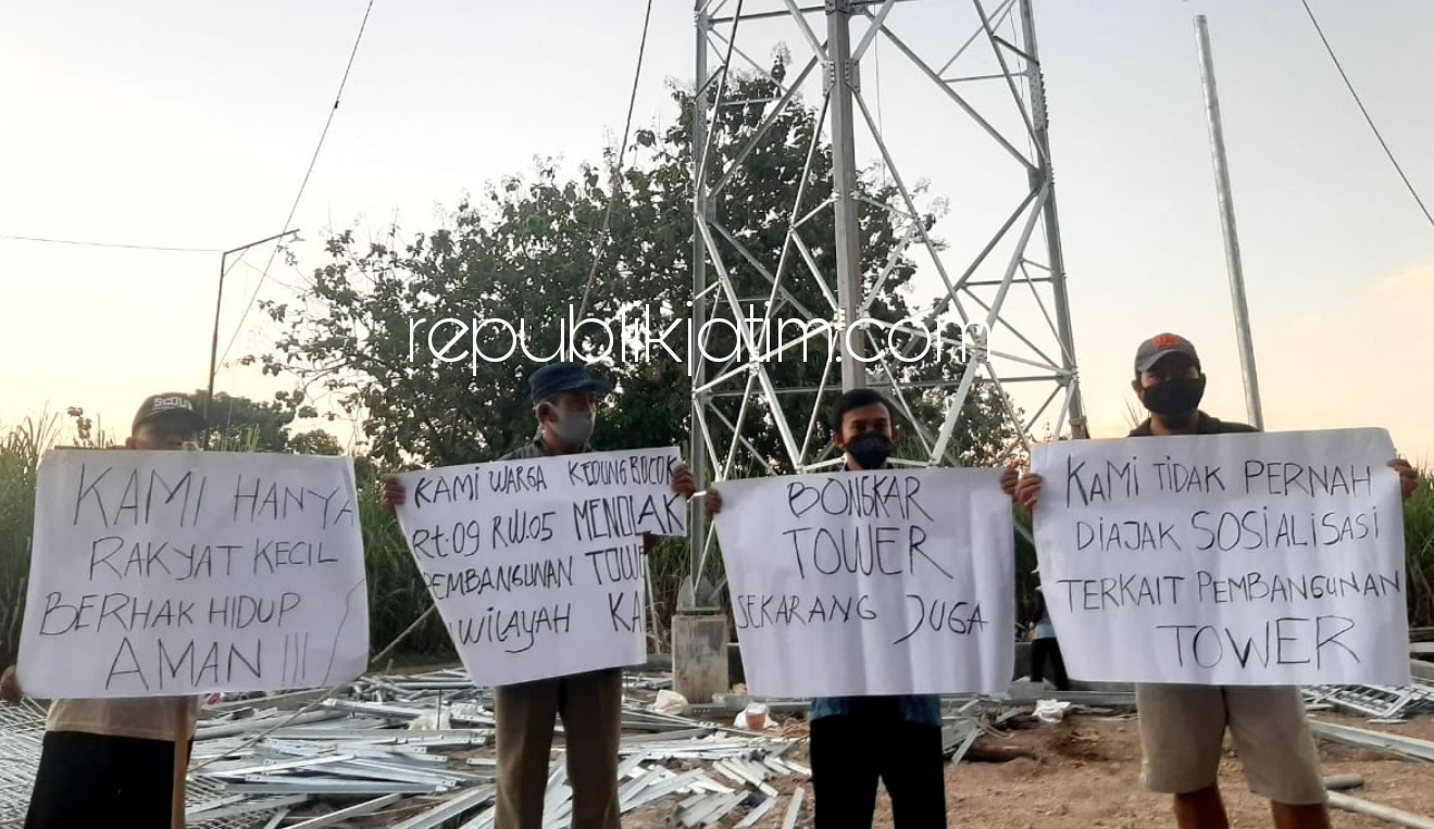 DEMO - Sejumlah warga lingkungan RW 05 Desa Kedungbocok, Kecamatan Tarik, Sidoarjo demo di depan bangunan tower seluler XL yang hampir selesai, Senin (26/04/2021) sore. 