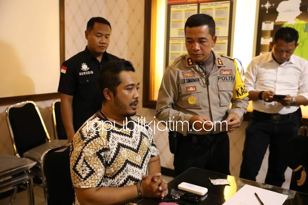 TERTANGKAP - Pria yang diduga menghina Nabi Muhammad SAW, Rendra Hadikurniawan (39) ditangkap anggota Polres Mojokerto di kawasan Trawas, Kabupaten Mojokerto, Kamis (26/04/2018).