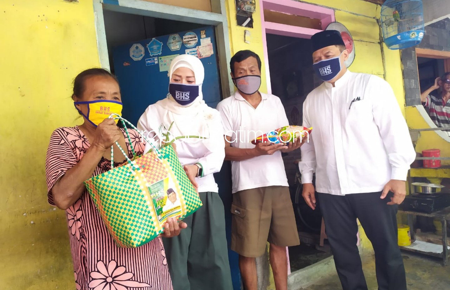 BAGIKAN- Bacabup Sidoarjo, Bambang Haryo Soekartono (BHS) membagikan 1.500 paket sembako kepada warga terdampak Covid-19 mulai pedagang, pemilik warung, para janda dan lansia di Kelurahan Sidokumpul, Kecamatan Sidoarjo, Senin (27/04/2020).