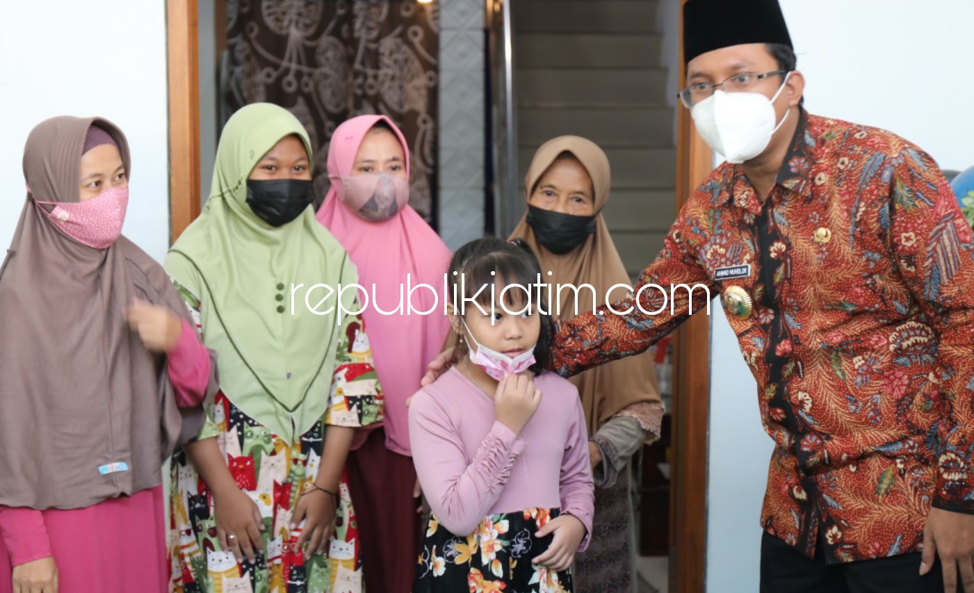 KUNJUNGI - Bupati Sidoarjo, Ahmad Muhdlor Ali (Gus Muhdlor) mengunjungi salah satu keluarga kru KRI Nanggala 402 di Krian dan Balongbendo, Sidoarjo, Selasa (27/04/2021). Insert SE Bupati Soal Pengibaran Bendera Setengah Tiang.