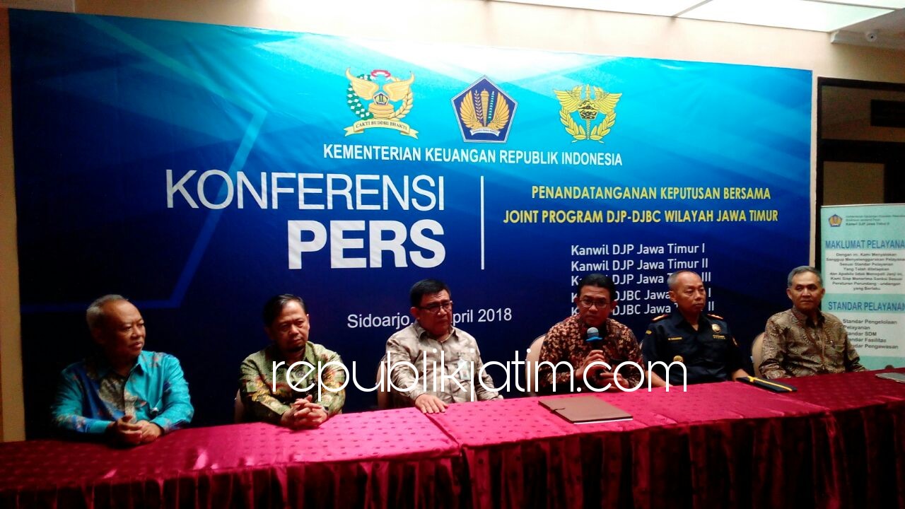 KONFERENSI PERS - Kepala Kanwil DJP Jatim II, Neilmaldrin Noor menyampaikan pentingnya sinergisitas antara DJP dan DJBC wilayah Jawa Timur dalam upaya pengamanan penerimaan pajak dan uang negara, Jumat (27/04/2018).