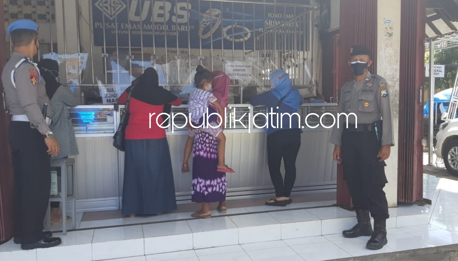 ANTISIPASI - Beberapa anggota Polsek Bungkal saat menjaga Toko Emas dan BRI untuk menghindari tindak kejahatan di wilayah Pasar Bungkal saat semakin banyak warga berbelanja dan bertransaksi keuangan, Selasa(27/04/ 2021).