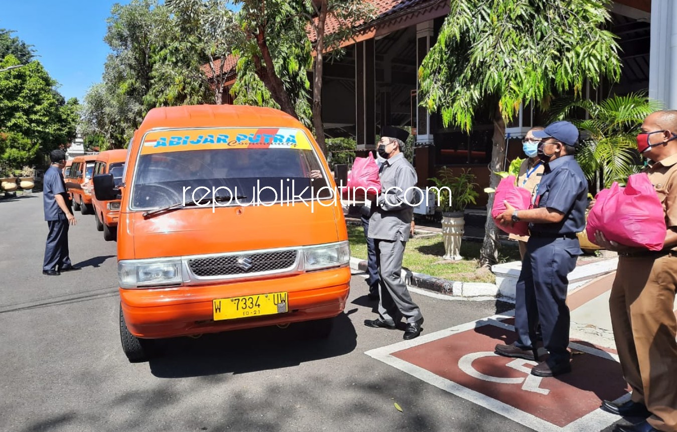 BAGIKAN - Wabup Sidoarjo, Nur Ahmad Syaifuddin membagikan 200 paket sembako untuk sopir angkot di Pendopo Delta Wibawa, Senin (27/04/2020). 