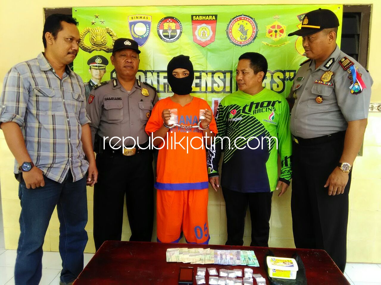 PENGEDAR - Tersangka pengedar pil koplo, Rizal Yulianto didampingi Kanit Reskrim, Iptu Deddy Anggota DPRD Sidoarjo, Komisi B Fraksi PKB, M Rojik, dan Kapolsek Jabon, AKP Saadun beserta barang bukti pil koplo logo Y, Jumat (27/04/2018). 