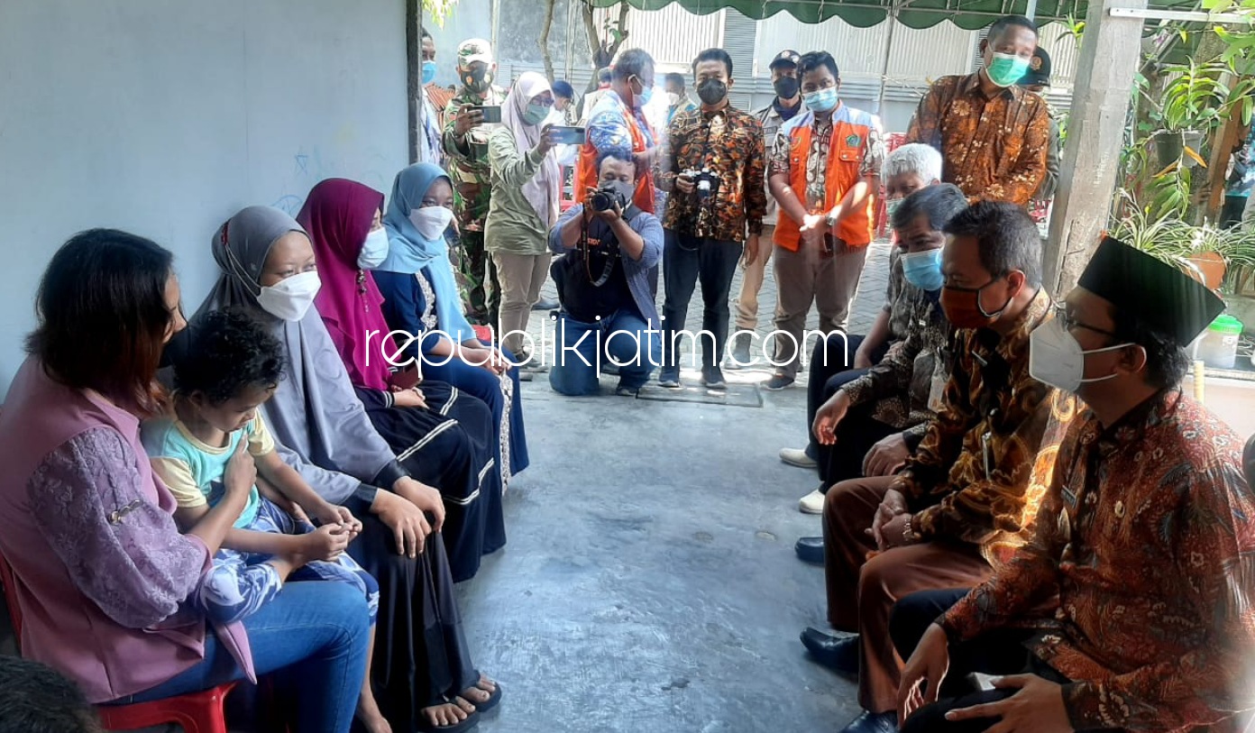 KUNJUNGI - Bupati Sidoarjo, Gus Muhdlor mengunjungi salah satu rumah duka kru Kapal Selam KRI Nanggala 402 Serda (TTU) Lutfi Anang di Desa Junwangi, Kecamatan Krian, Sidoarjo, Selasa (27/04/2021). 
