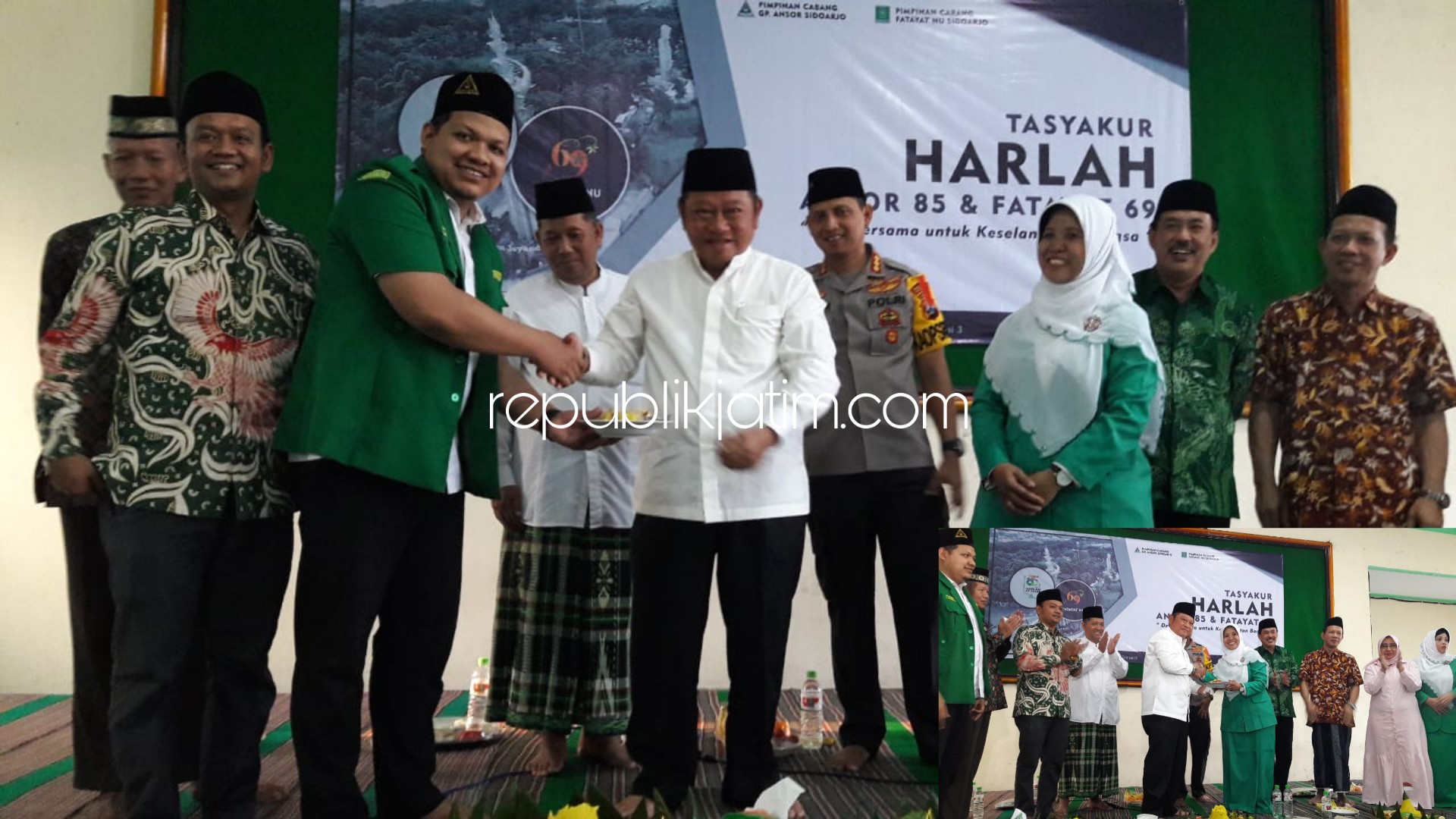 HARLAH - Bupati Sidoarjo, Saiful Ilah memberikan tumpeng kepada Ketua PC GP Ansor Sidoarjo, Rizza Ali Faizin dan Ketua PC Fatayat NU Sidoarjo, Elok Sifak Munadziroh dalam Harlah Ansor ke 85 dan Fatayat ke 69 di kantor PCNU Sidoarjo, Sabtu (27/04/2019).