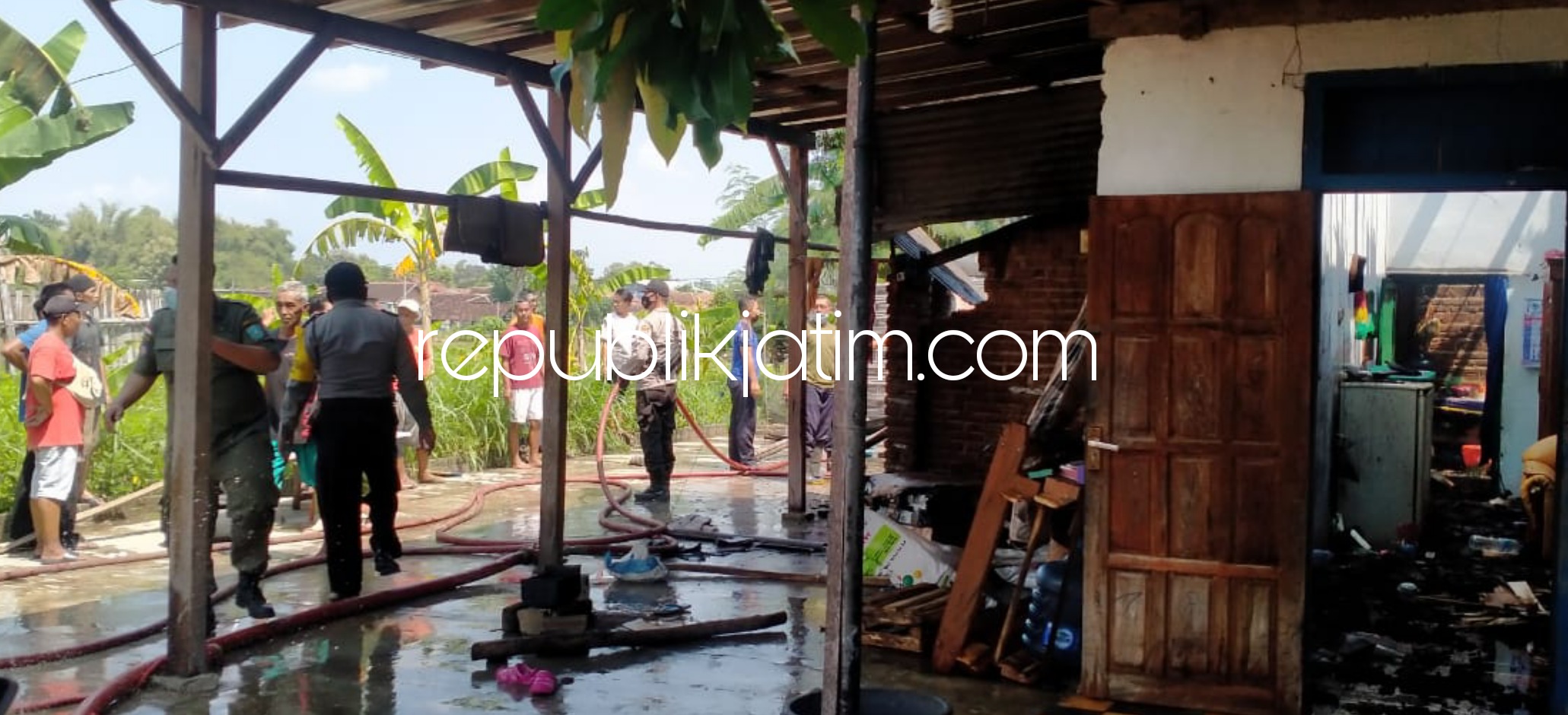 LUDES TERBAKAR - Petugas dan warga saat memadamkan api yang membakar rumah milik Suwandi (56) warga Kelurahan Setono, Kecamatan Jenangan, Ponorogo, Selasa (27/04/2021). 