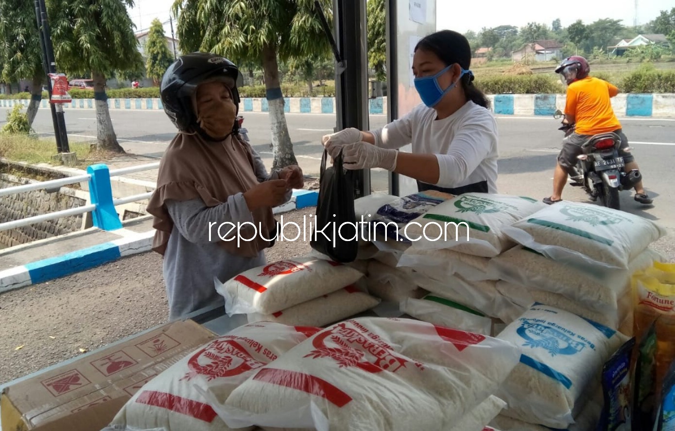 OPERASI PASAR - Gudang pendistribusian beras di Gudang Bulog Ponorogo mengantisipasi kenaikan harga beras dengan menggelar Operasi Pasar, Senin (27/04/2020).