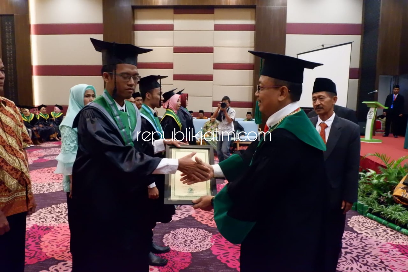 WISUDA - Rektor Unusida, Dr Fatkul Anam memimpin prosesi 99 wisudawan dan wisudawati dari 4 fakultas yang ada di kampus NU Sidoarjo di Aula Favehotel, Sidoarjo, Minggu (28/04/2019).