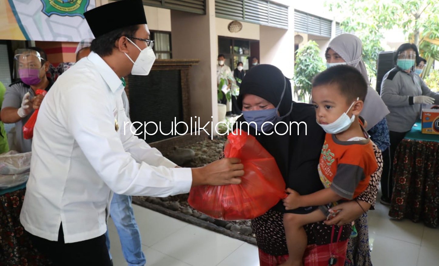 SERAHKAN - Bupati Sidoarjo, Ahmad Muhdlor Ali (Gus Muhdlor) membuka acara pasar murah menjelang Hari Raya Idul Fitri 1442 hijriyah untuk menstasbilkan harga kebutuhan pokok di pasar, Rabu (28/04/2021).
