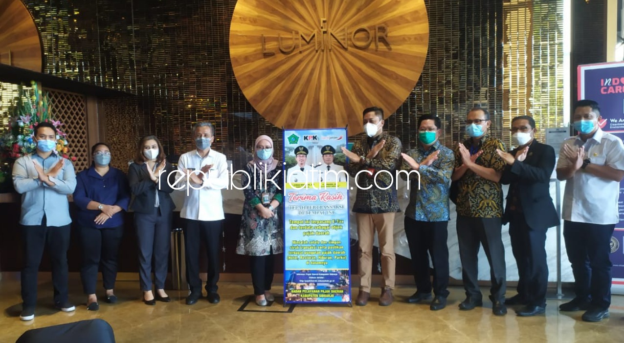 CEK - Spesialis Koordinasi Supervisi di Kedeputian KPK, Irawati mengecek alat rekam pajak di Hotel Luminor Sidoarjo untuk memastikan semua wajib pajak di Sidoarjo menggunakan alat itu untuk menekan angka kebocoran pajak, Rabu (28/04/2021).