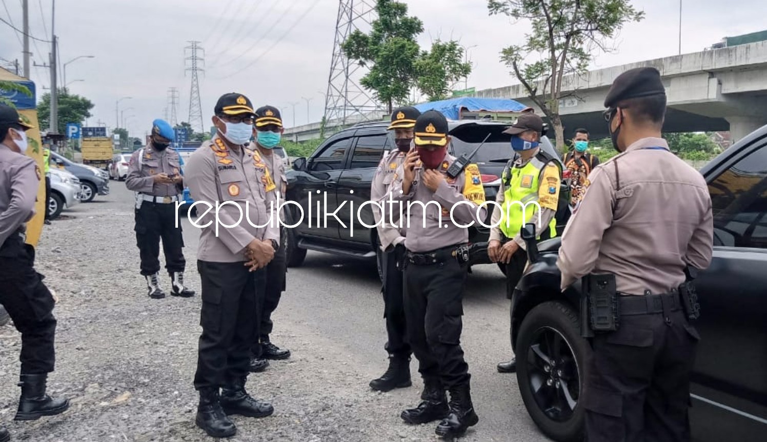 PANTAU - Kapolresta Sidoarjo Kombes Pol Sumardji memantau check point di JL Raya Arteri Porong untuk memastikan pemeriksaan pengendara dari Pasuruan dan Malang, Selasa (28/04/2020).