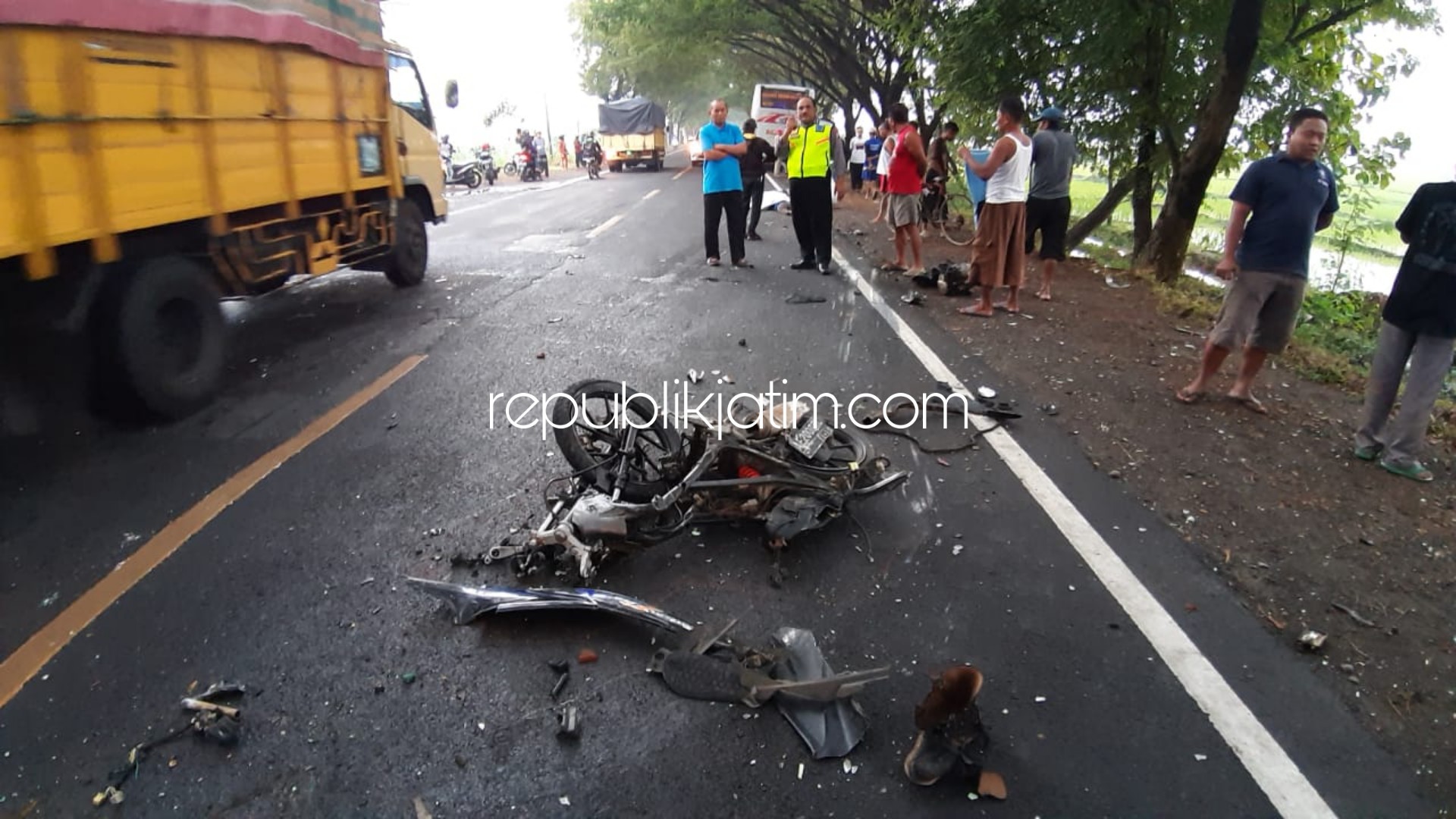 HANCUR - Tabrakan adu muka antara motor Satria FU dan bus Mira di JL Raya Ngawi - Madiun, Desa Tambakromo, Kecamatan Geneng, Ngawi menyebabkan 2 pengendara motor tewas dan motornya hancur, Minggu (28/04/2019) dini hari.