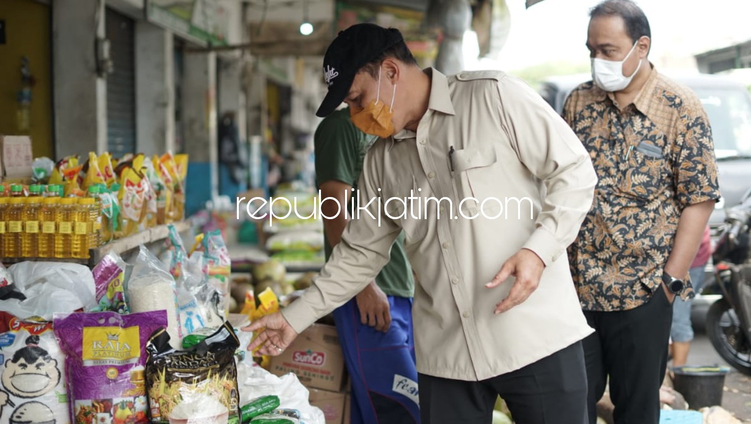 CEK - Anggota Dewan Pembina Gerakan Tani Rakyat (Getar) Pusat, Bambang Haryo Soekartono (BHS) mengecek stok dan harga 11 komoditas pokok termasuk beras, gula dan minyak goreng (Migor) di Stan Beras Pasar Larangan, Rabu (28/04/2021) sore.