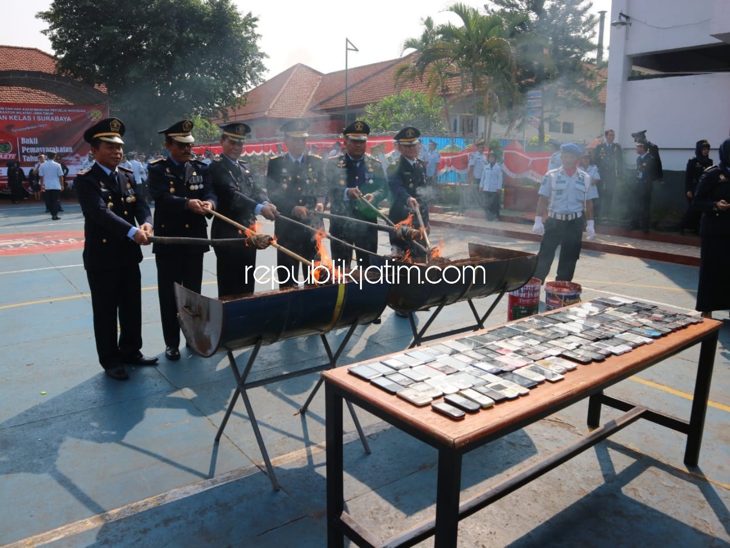 MUSNAHKAN - Sebanyak 500 unit ponsel hasil sitaan milik Napi Rutan Medaeng dimusnahkan dengan cara dibakar dalam puncak peringatan Hari Bhakti Pemasyarakatan (HBP) ke 55, Sabtu (27/04/2019).