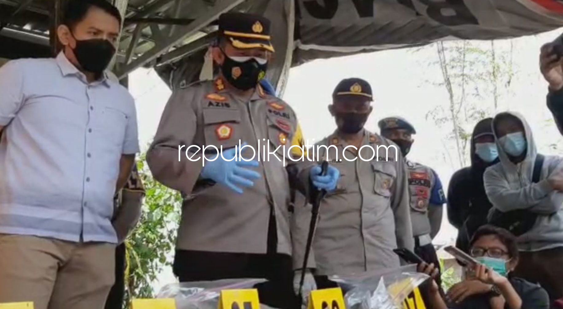 OLAH TKP - Kapolres AKBP Mochammad Nur Azis memimpin langsung olah TKP di rumah korban ledakan petasan dan sekitarnya untuk mencari barang bukti dan organ tubuh korban yang berhamburan, Rabu (28/04/2021).