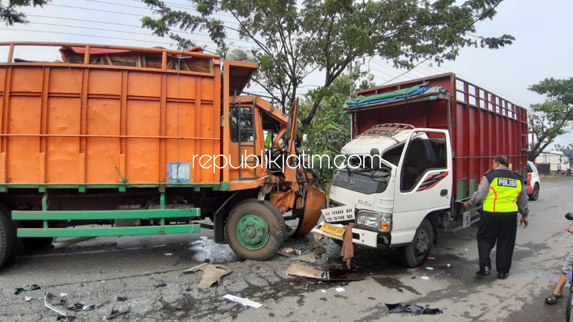 RINGSEK - Dua truk yang bertabrakan di jalur Ringroad Ngawi, Desa Klitik, Kecamatan Geneng, Ngawi menyebabkan kedua bodi truk ringsek dan kedua sopir terjepit, Minggu (28/04/2019).