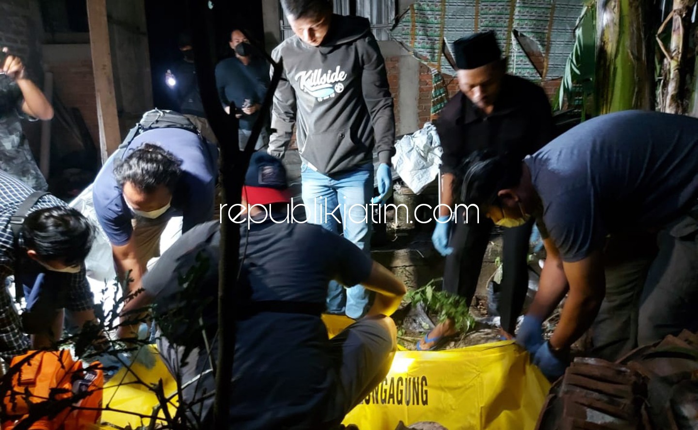 EVAKUASI - Petugas Polsek Sukorejo dan Polres Ponorogo mengevakuasi korban dan menggelar olah TKP di rumah kedua korban tewas karena ledakan petasan (mercon), Selasa (27/04/2021) malam.