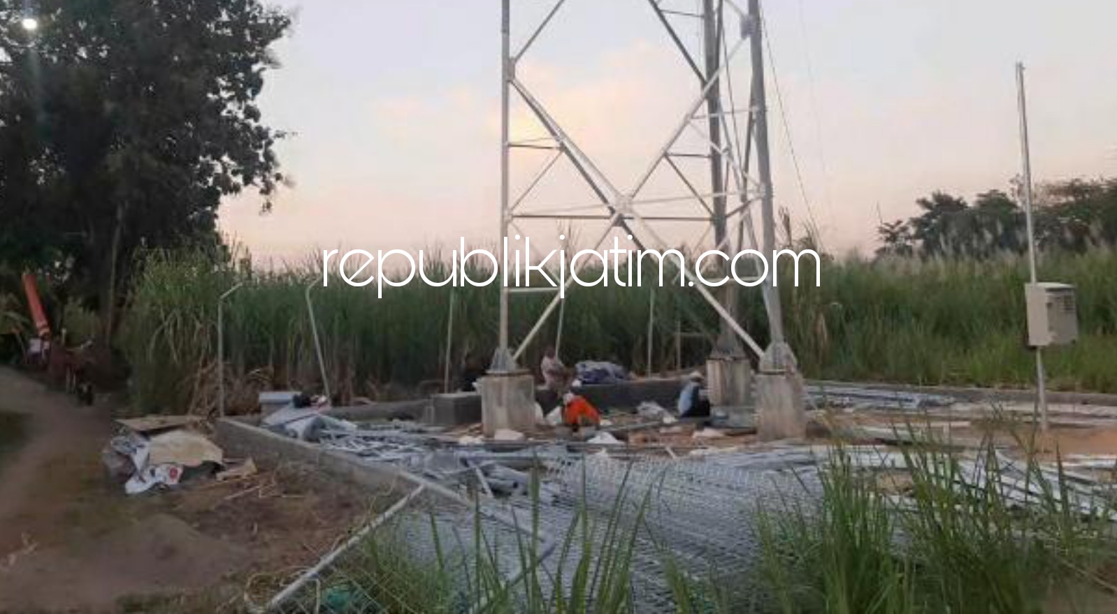 RAPAT - Pembangunan Tower Seluler di RW 05 Desa Kedungbocok, Kecamatan Tarik, Sidoarjo yang hampir selesai. 