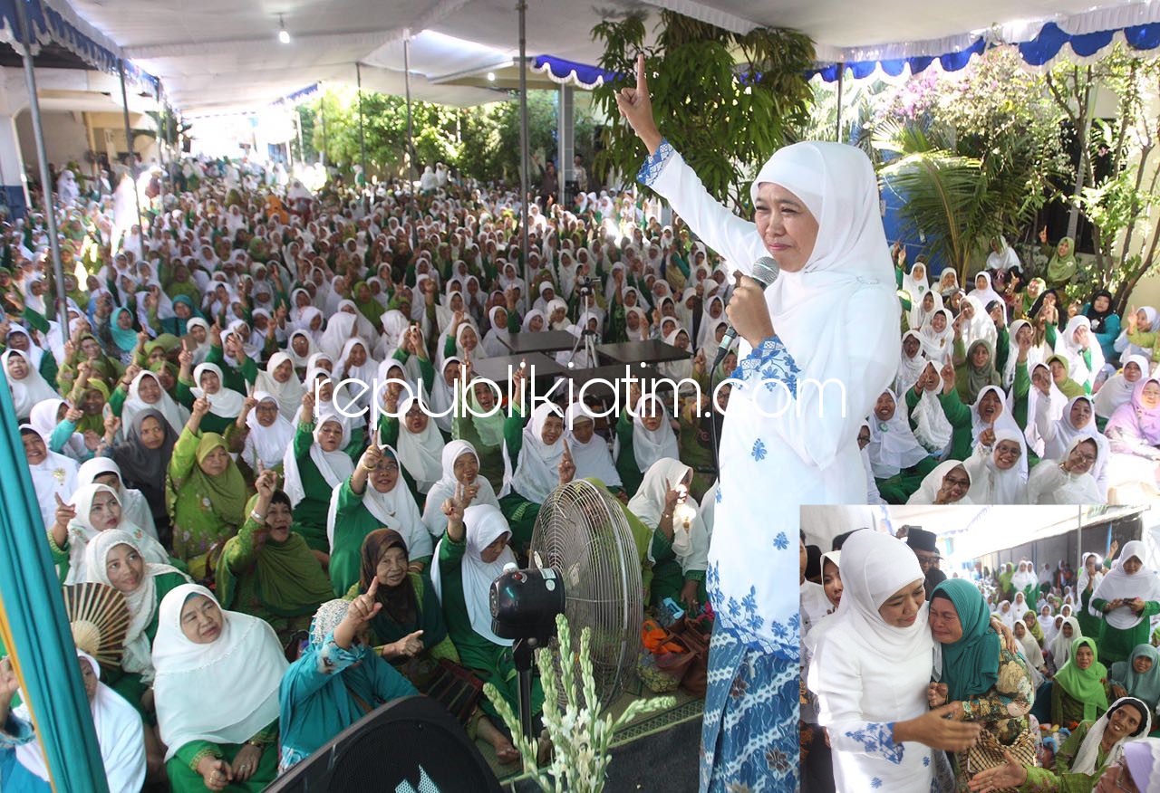 SAMBUT - Ribuan jamaah sambut Cagub Nomor Urut 1, Khofifah Indar Parawansa dalam Tahlil Kubro bersama ribuan Muslimat Nahdlatul Ulama (NU) Sidoarjo, Minggu (29/04/2018).